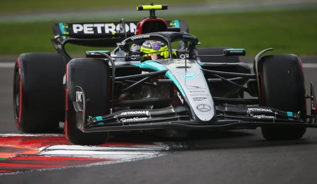 Hamilton, güncel Mercedes’in eskisinden yavaş olması nedeniyle şaşkın