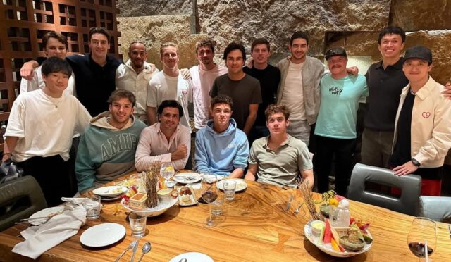 F1 pilotlarının geleneksel akşam yemeğinde, Verstappen ve Russell uzak sandalyelere oturmuşlar