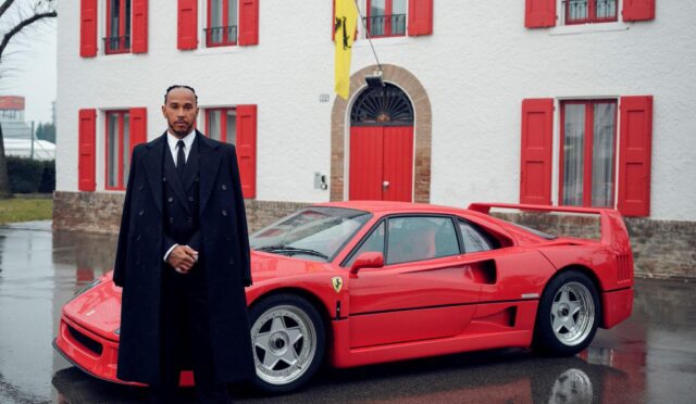 Lewis Hamilton: “Bir yanım hep kırmızıyla yarışma hayalini kurmuştu!”