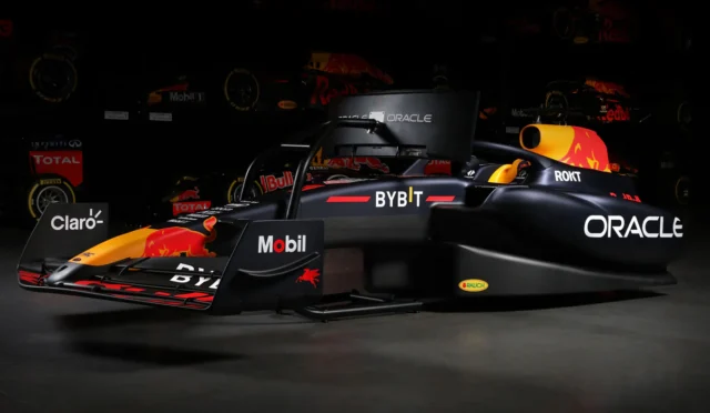 Verstappen imzalı F1 simülatörü, 120 bin dolara satıldı