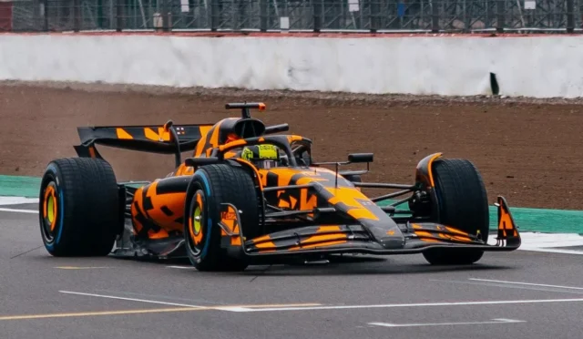 2025 McLaren F1 aracı MCL39, kamuflajlı bir şekilde ortaya çıktı