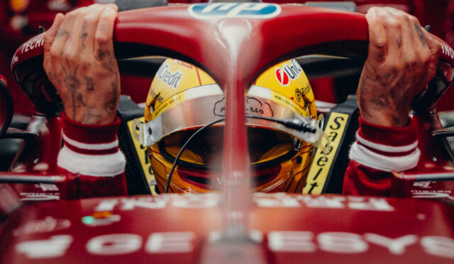 Hamilton’ın Ferrari direksiyonunda yaptığı değişiklikler, “takıntılı” Bearman’ın dikkatini çekmiş