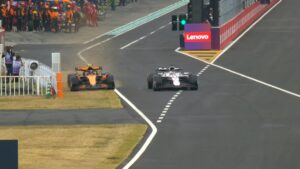 Lando Norris, Max Verstappen, 2025 Formula 1 Japonya GP pit çıkışı
