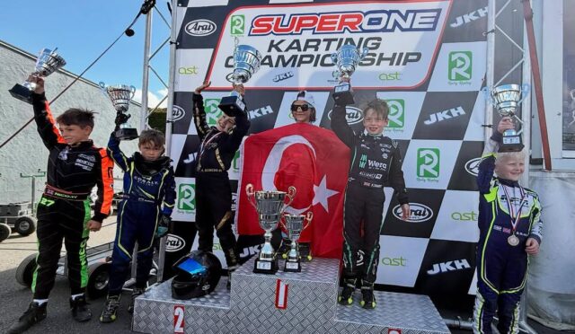 Zayn Sofuoğlu, İngiltere’deki karting yarışlarında kazanmaya devam ediyor!