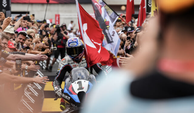 Toprak Razgatlıoğlu, Macaristan’da art arda 9. SBK zaferini kazandı!