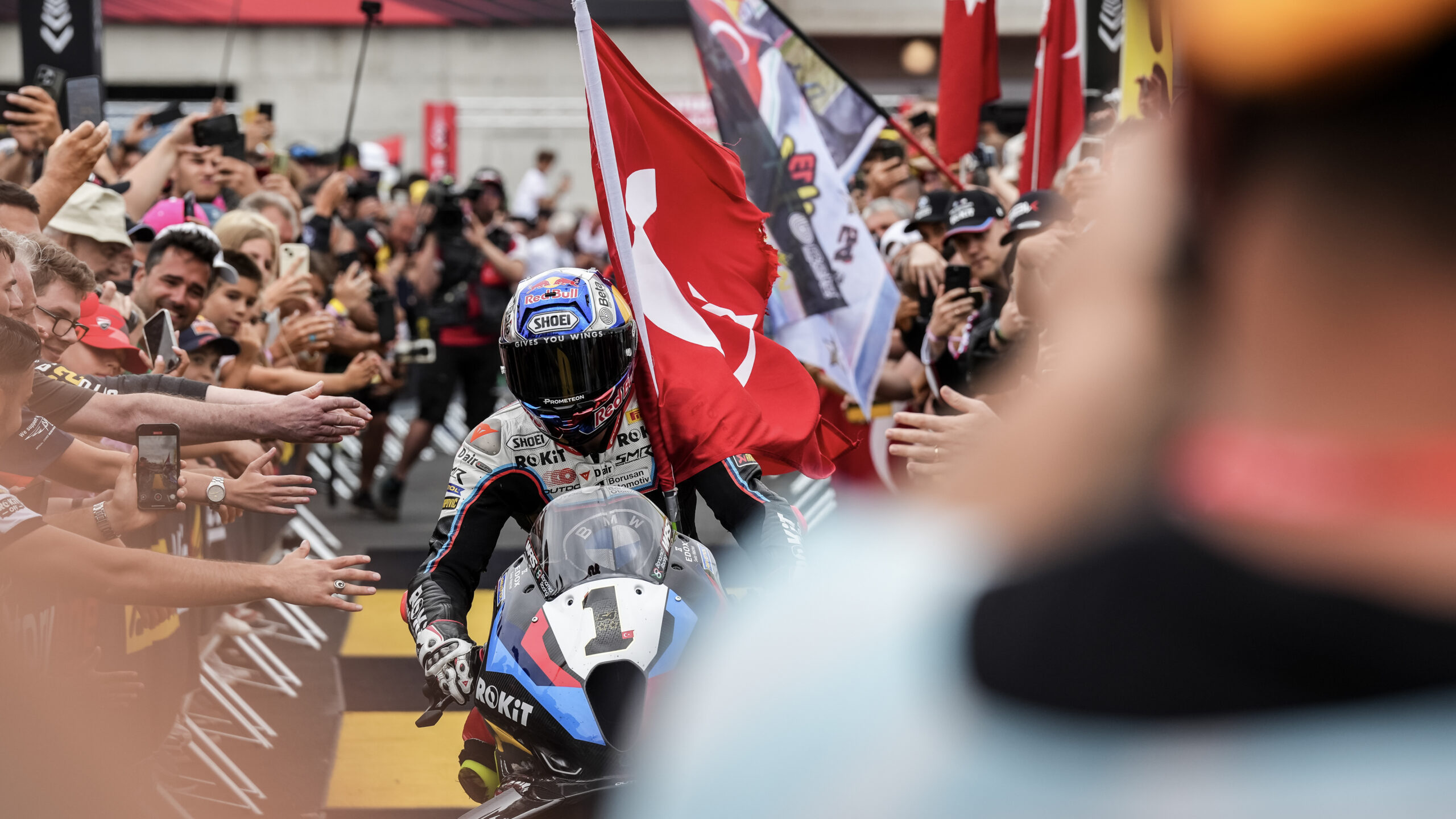 Toprak Razgatlıoğlu, Macaristan’da art arda 9. SBK zaferini kazandı!