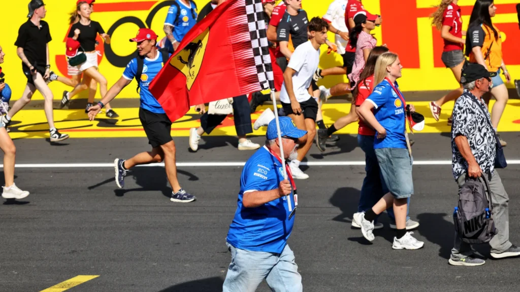 Lewis Hamilton Ferrari ile Monza’daki ilk yarışında tifosiyi büyüledi