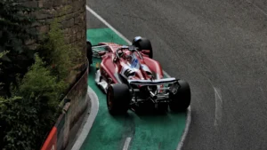 Verstappen Bakü’de pole pozisyonunu aldı Piastri Q3’te kaza yaptı