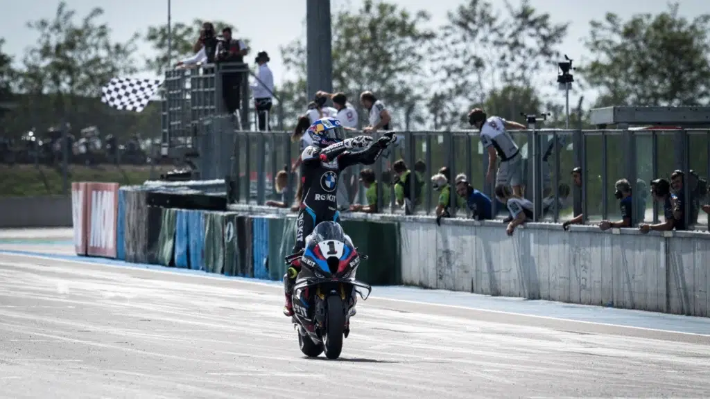 Toprak Razgatlioglu Fransa’da üçte üç yaptı ama motosikletinin yavaşladığını söyledi