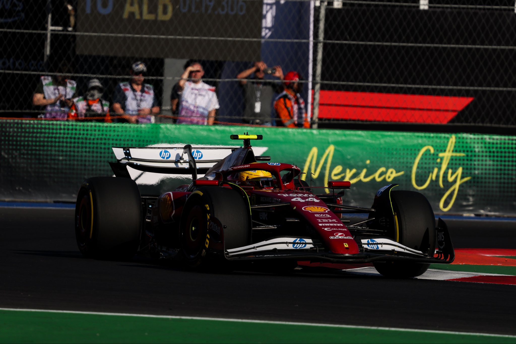 Lewis Hamilton, Meksika antrenmanındaki ‘sürpriz’in ardından Ferrari’nin ‘aptalca’ hatasından kaçınmak istiyor