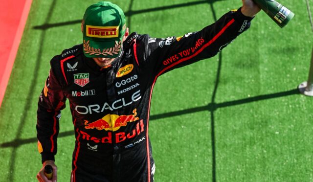 Red Bull, ‘çılgın’ geri dönüşün ardından ‘av köpeği’ Max Verstappen’i övdü