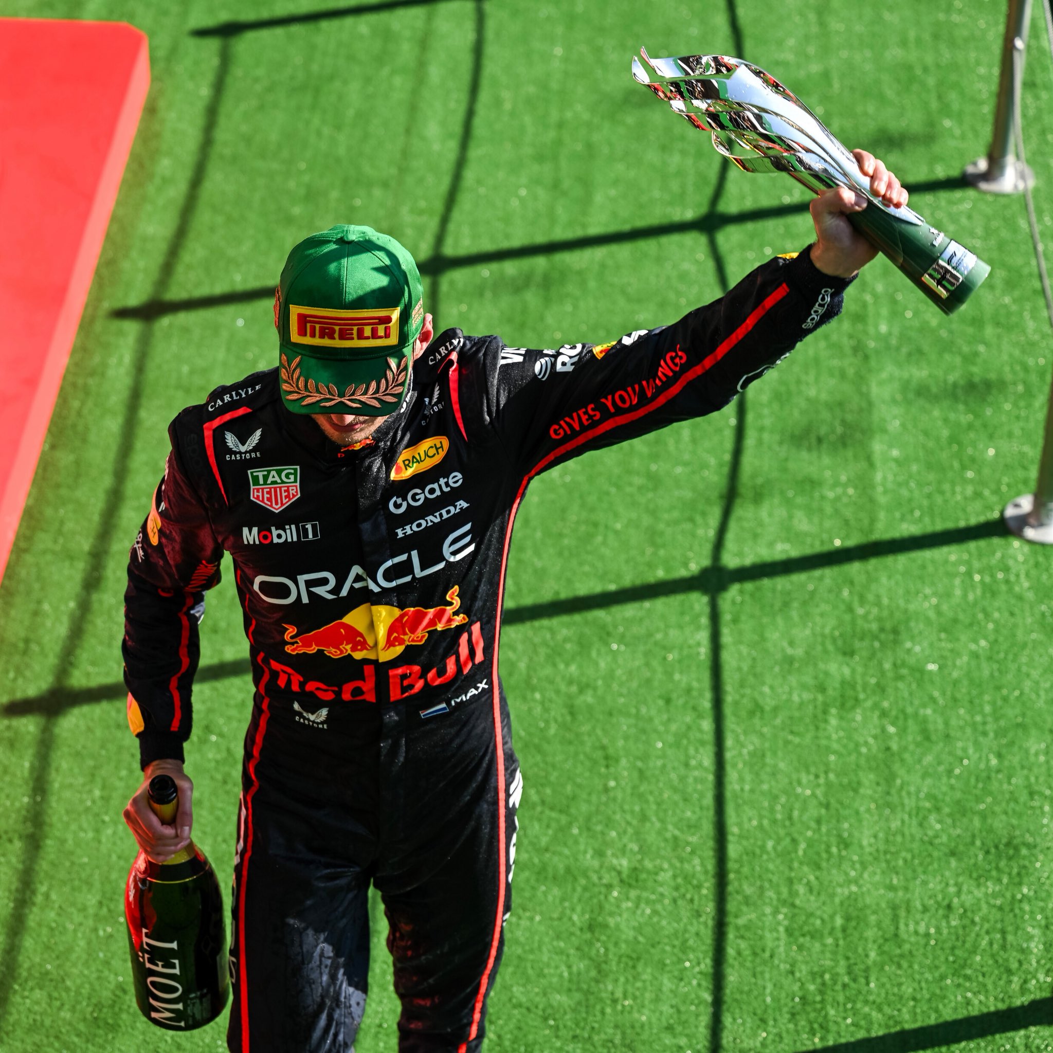 Red Bull, ‘çılgın’ geri dönüşün ardından ‘av köpeği’ Max Verstappen’i övdü