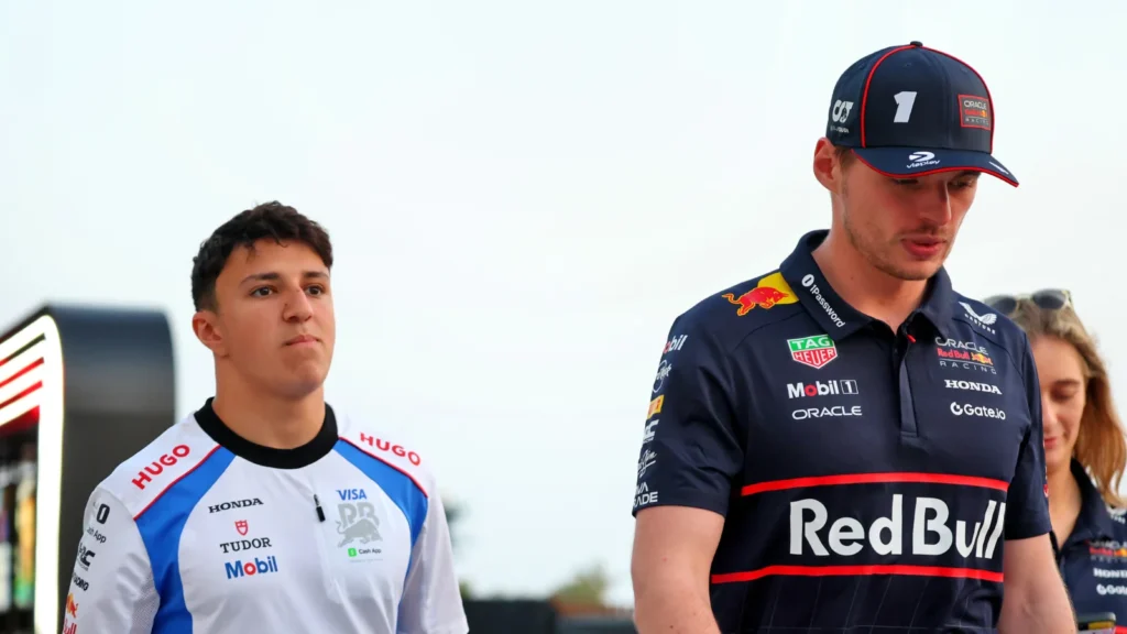 Isack Hadjar, Red Bull’un 2026 F1 Terfi Duyurusunun Gecikmesini İstiyor
