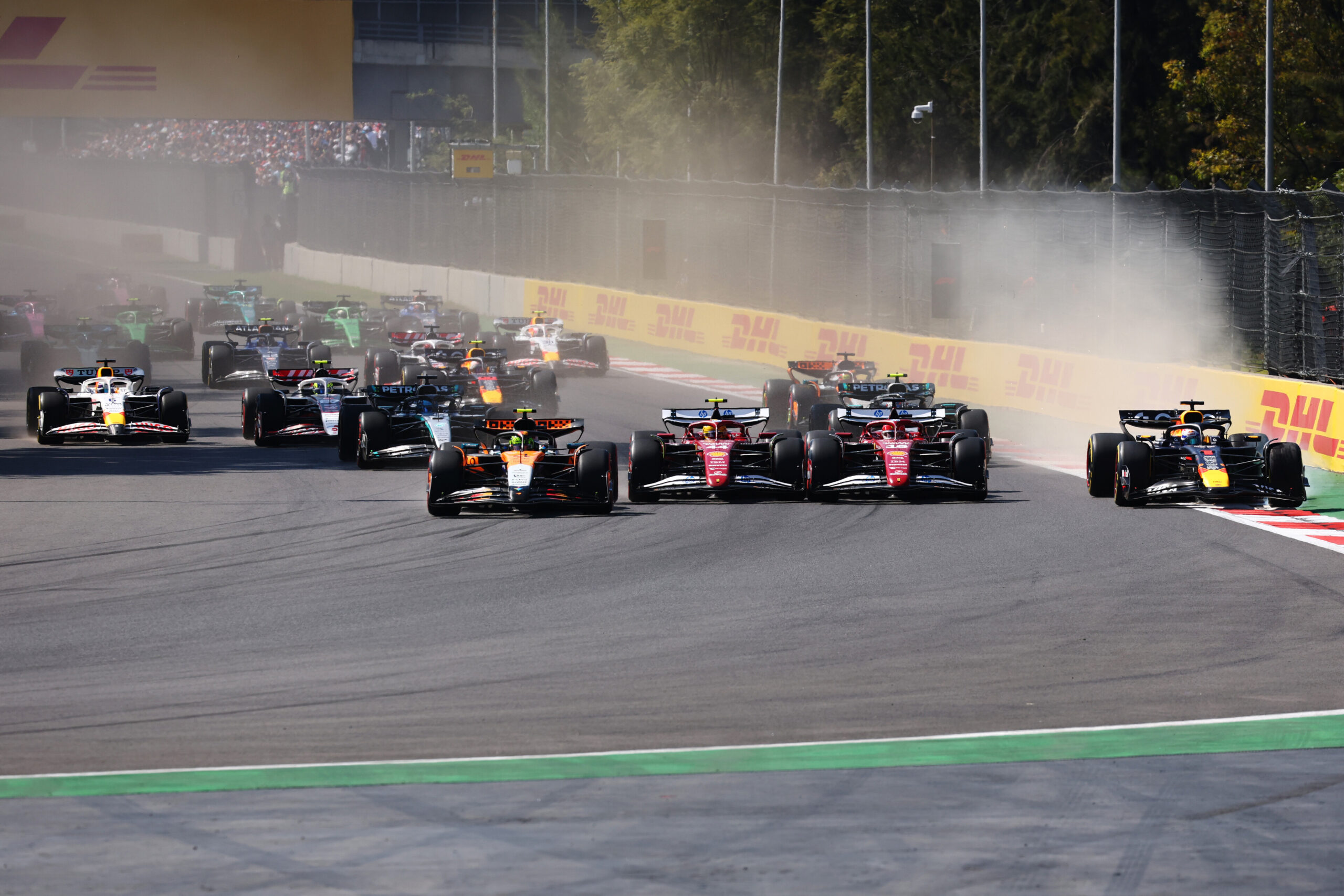 F1 Pilotlarından Meksika GP Startındaki ‘Çim Biçme Makinesi Yarışı’ Eleştirisi