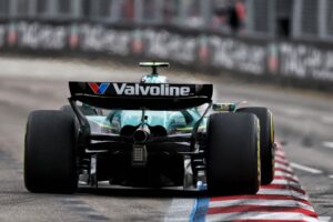 Fernando Alonso Singapur açılış antrenmanında en hızlı turu attı