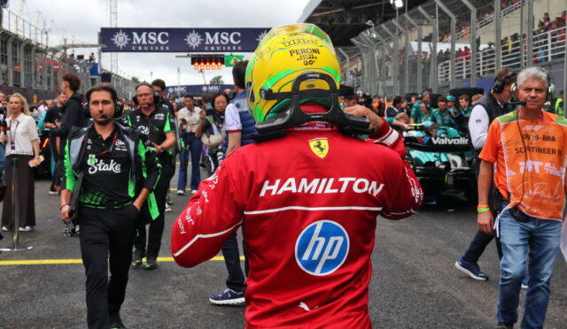 Lewis Hamilton’a Ferrari’de Sabırlı Olması Tavsiyesi: “Başarabilecek Tek Kişi O”