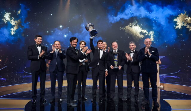 Lando Norris, FIA Ödül Töreninde Formula 1 Şampiyonluk Kupasını Kaldırdı