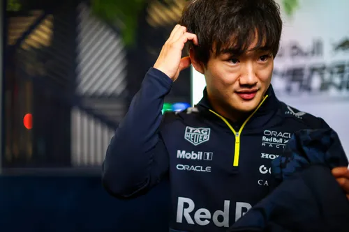 Yuki Tsunoda ve Max Verstappen Las Vegas'ta ayar testi yaparken