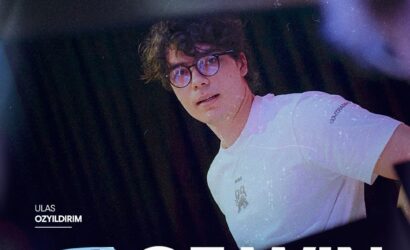 Promotional poster for 'ACE WIN' featuring Ulas Ozyildirim in a white T‑shirt and glasses; event details visible in the corner.