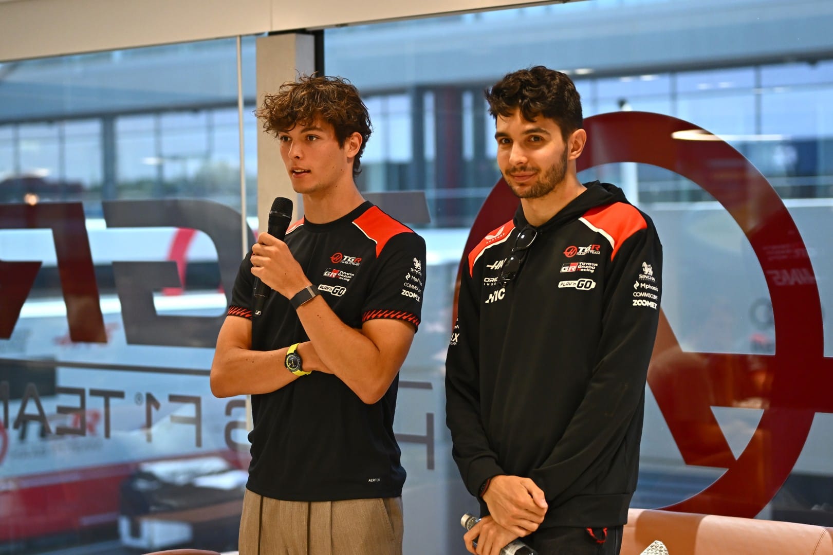 Ollie Bearman ve Esteban Ocon, Haas, F1