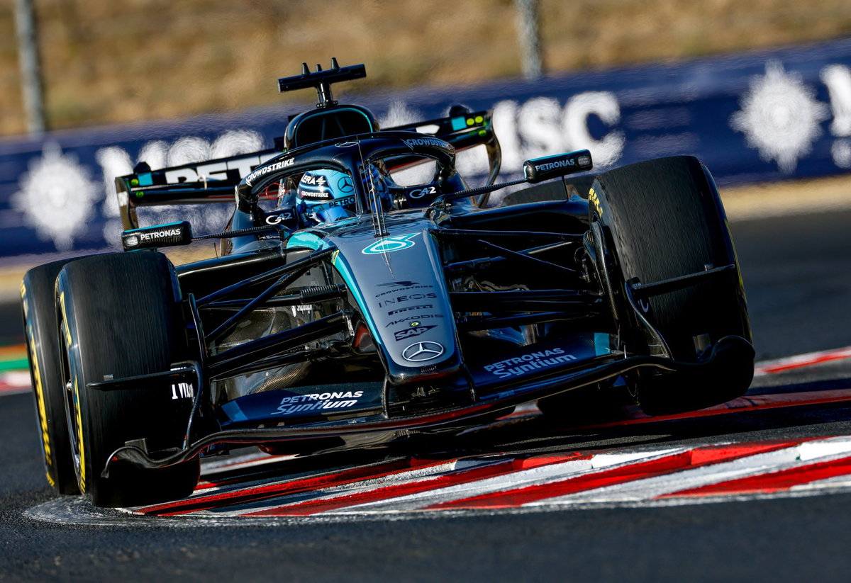 Mercedes, geçtiğimiz hafta hayatını kaybeden ekip üyesi için Hollanda GP’sinde anlamlı bir anma gerçekleştirdi