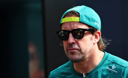 Alonso, Hamilton’ı şaka yollu örnek göstererek Singapur’u savundu