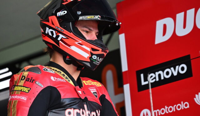 Bulega Jerez’de zirveye giderken bir arıyla mücadele etti