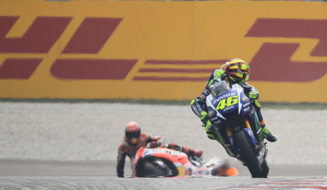 Tarihte bugün: Sepang 2015’te Rossi ile Marquez arasındaki kavga şampiyonluğu nasıl değiştirdi
